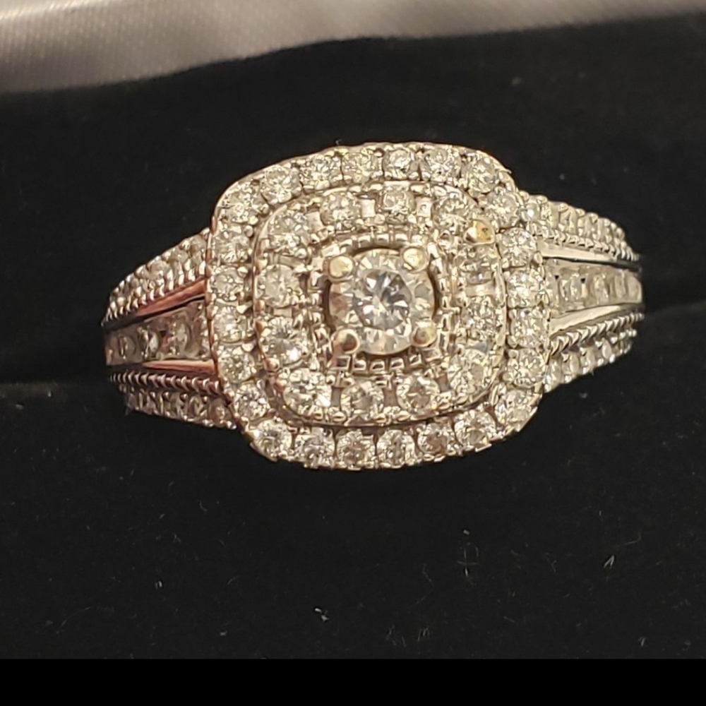 Dazzling 10k gold 1 Ctt diamond cluster ring